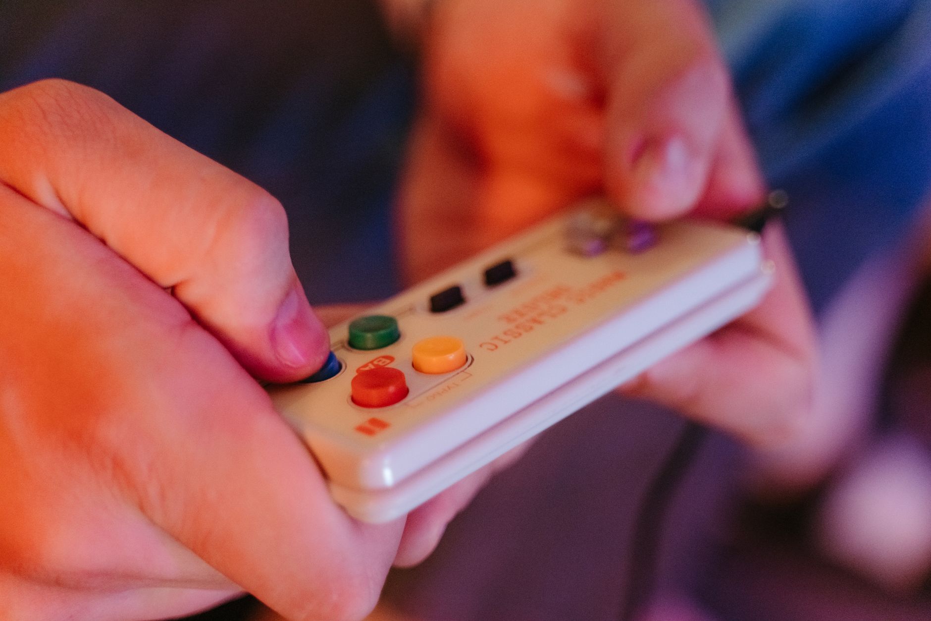 mano sosteniendo control de playstation retro