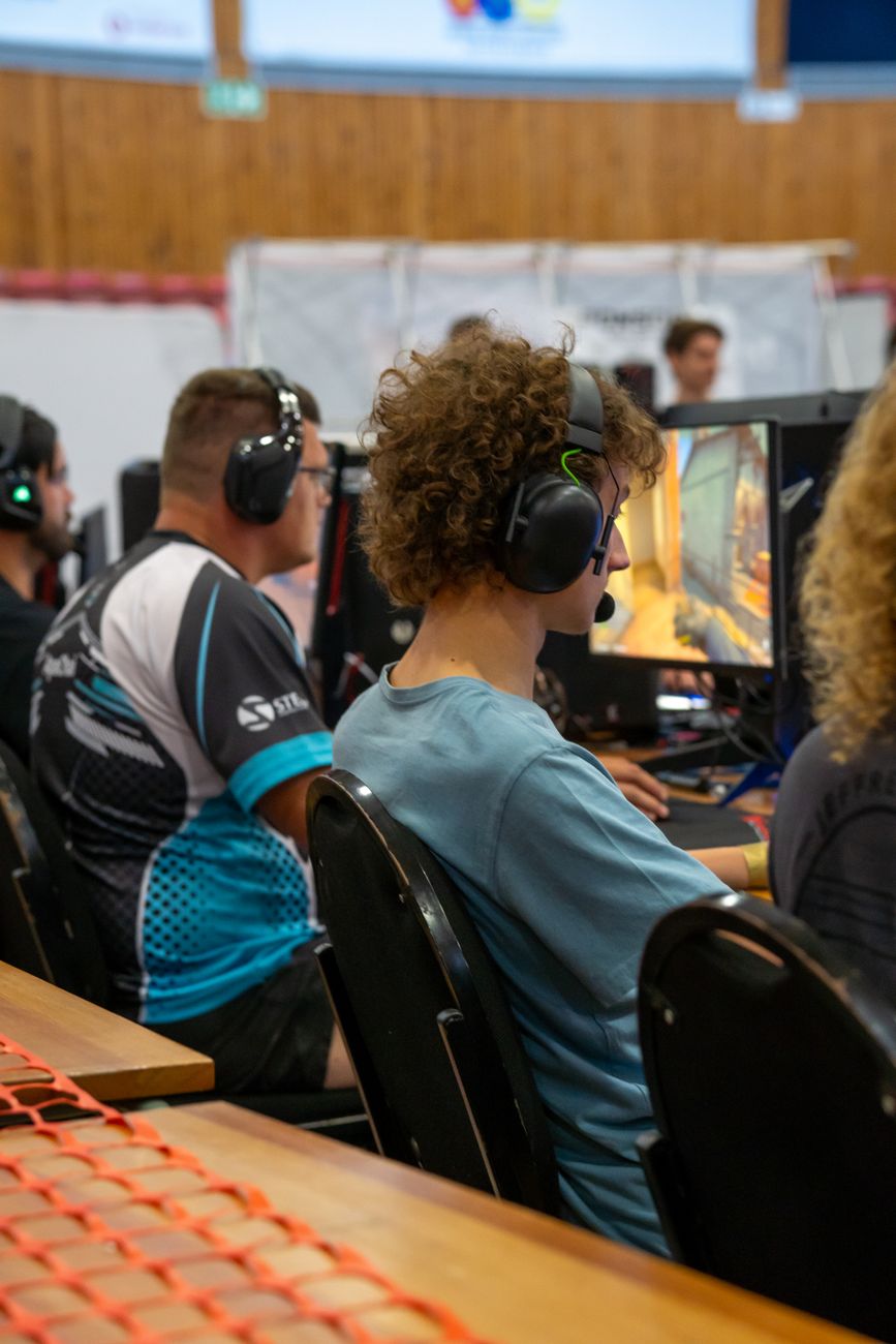jugadores en un torneo lan gaming